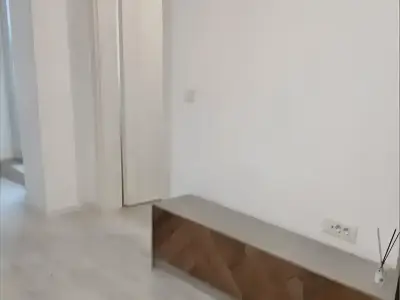 Living garsoniera vanzare Sector 3 Bucuresti cu banca lemn